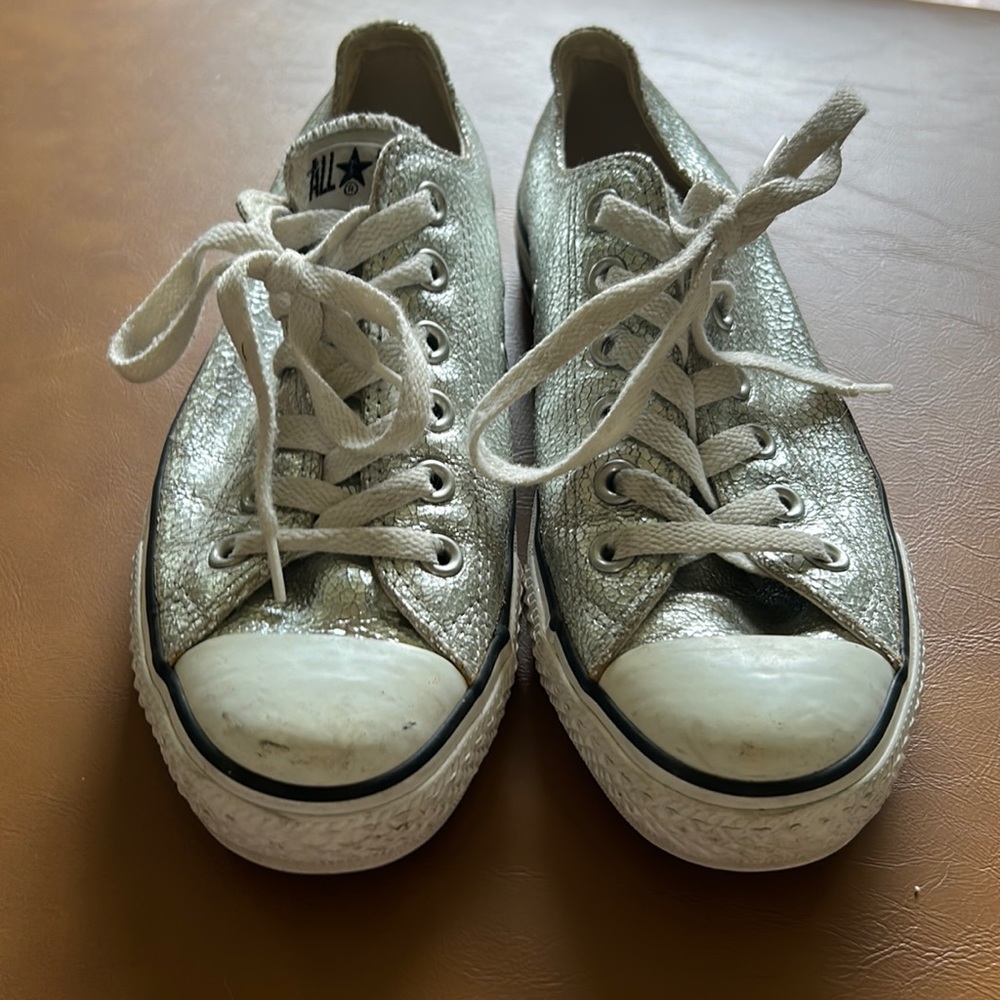 Shiny silver converse low Chuck Taylor all-stars